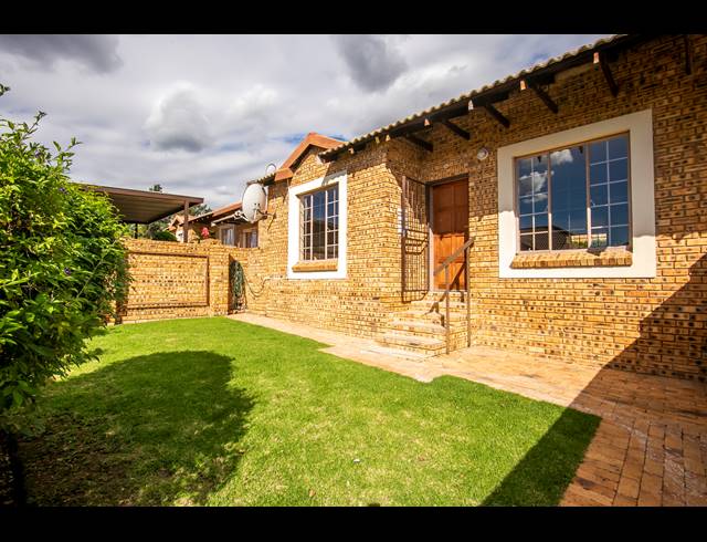2 BEDROOM SECTIONAL TITLE RENTED IN HONEYDEW MANOR